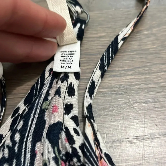 Billabong women’s Spring Seas Flowy Boho Floral Leopard Print Tank. Medium - Picture 5 of 7